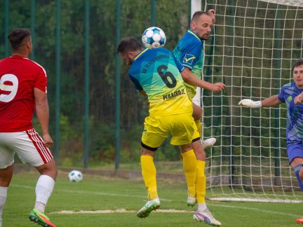 Fotbal: Zlatá Koruna při historické premiéře vedla jen pár sekund. Ve Strunkovicích inkasovala bůra