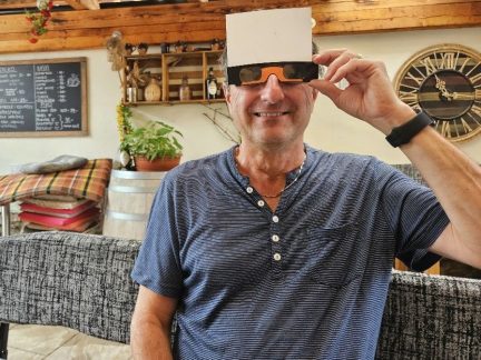 Ve středu nastane neobvyklé zatmění slunce. Proč bude do červena a odkud ho pozorovat?