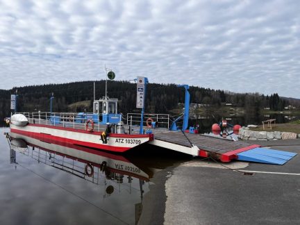 Hasiči a záchranka mířili k malému pacientovi na Lipně přívozem