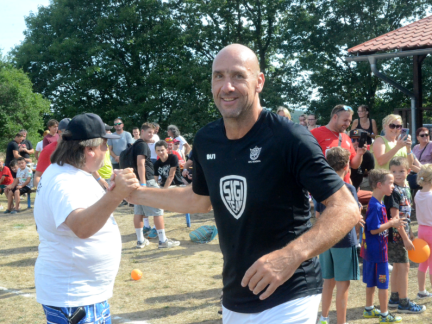 Koller, Řepka nebo Hašek v Kostelci. Den fotbalu přilákal hvězdný Sigi Team, domácí statečně vzdorovali