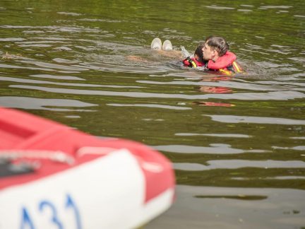 Když jde o život, rozhodují vteřiny. Budějovičtí strážníci cvičí vodní záchranu