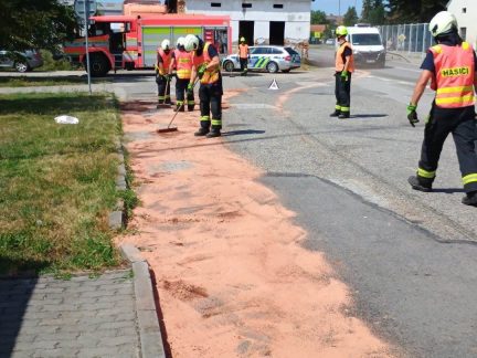 Řidiči se převrhl v autě sud se síranem železitým, vytekl na silnici v Dasném