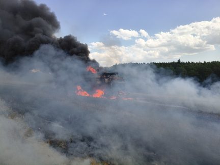 U Kostelce na Budějovicku skončil v plamenech kombajn i strniště. Škoda jde do milionů