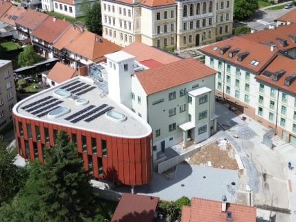 Multifunkční knihovnické a vzdělávací centrum v Prachaticích finišuje. Nabídne 80 tisíc knih i kavárnu