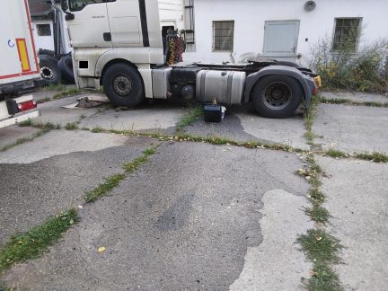 Zloděj vyrazil krást naftu z nákladního auta s desetilitrovým kanystrem, 200 litrů vyteklo na zem