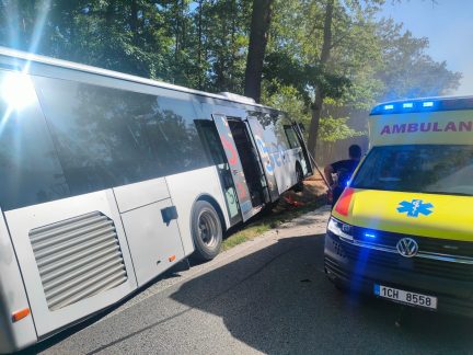 U Třeboně havaroval autobus. Zranil se řidič a tři děti