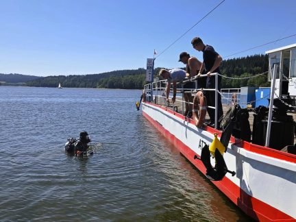 Přívoz ve Frymburku dnes dopoledne nejezdil. Do lodního šroubu se zachytil bobr