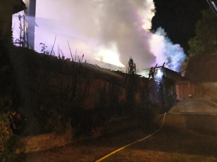 V Bradáčově shořely dva rodinné domy a stodola. Škoda je deset milionů