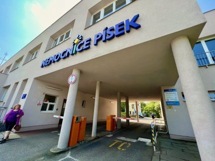 Na křižovatce v Písku srazilo ráno auto chodkyni