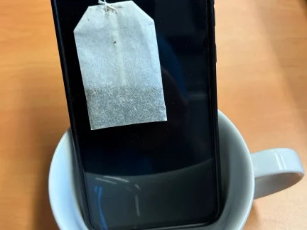 Ženě z Jindřichova Hradce spadl mobil do čaje. Vytočil automatické volaní SOS