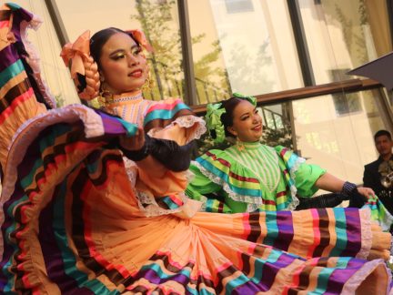 V písecké knihovně vystoupil mexický a slovenský folklórní soubor