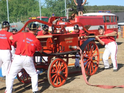 Staré hasičské stříkačky ovládly fotbalové hřiště ve Slabčicích
