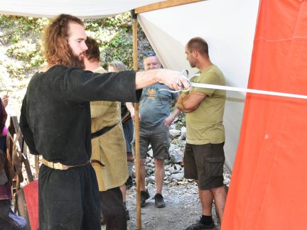 Video: Hrad Choustník ovládl středověk. Zříceninu dobyly stovky návštěvníků