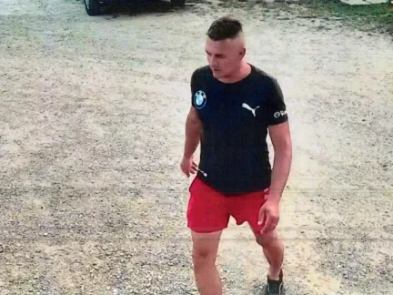 Krádež elektrokoloběžky v krumlovském kempu Nové Spolí. Policie pátrá po muži z fotografie