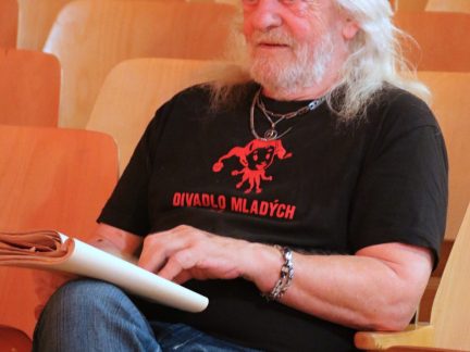 Ladislav Šustr přivedl brášku na divadelní konkurz a zůstal. Už 62 let