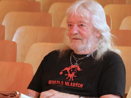 Ladislav Šustr přivedl brášku na divadelní konkurz a zůstal. Už 62 let