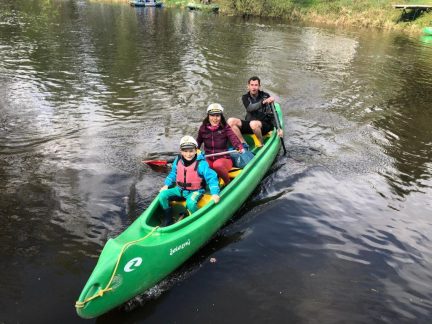 Teplá Vltava klesla na 35 centimetrů. Vodáci čekají na vodu, perlorodka na bezpečné podmínky