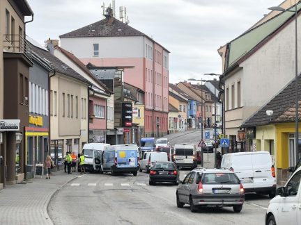 Řidič v Milevsku špatně zabrzdil dodávku. Ta se sama rozjela a narazila do auta v protisměru