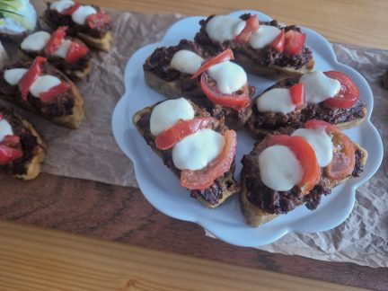 DOBROTY: Bagetky s červeným pestem, mozzarellou a rajčaty
