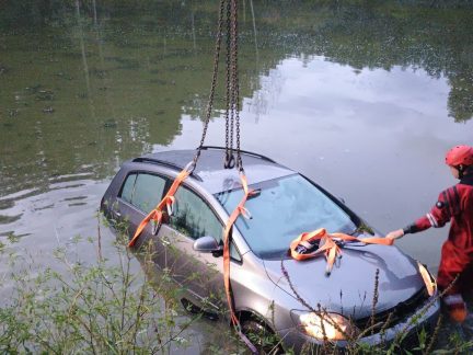 Na Třeboňsku sjelo auto do rybníka
