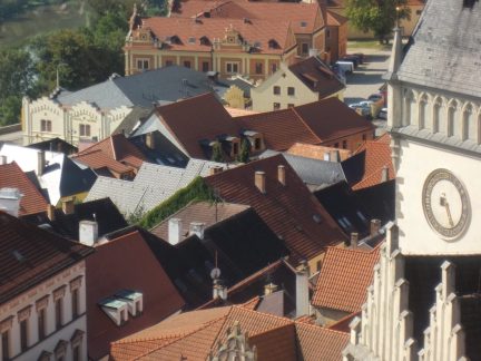 Táborské dvorky se vracejí: Sousedský festival otevře patnáct skrytých zahrad a dvorků Starého Města