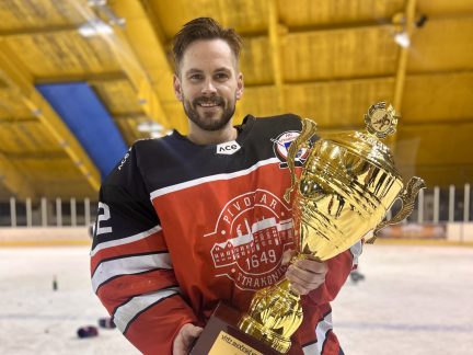 Když jsem klukům řekl, že budu pokračovat, už je to vlastně ani nepřekvapilo, směje se gólman Myslivec