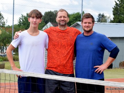 Hattrick dokonán! Nohejbalový turnaj v Drhovli se znovu stal kořistí Lokálu