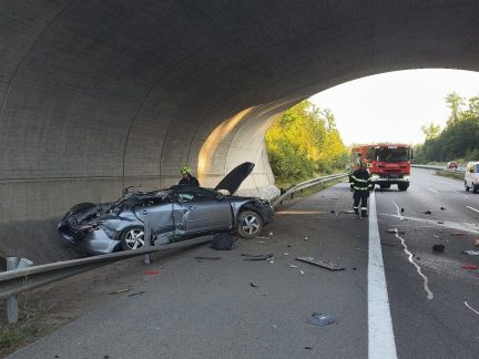 Dálnici D3 u Sezimova Ústí uzavřela nehoda převráceného vozidla