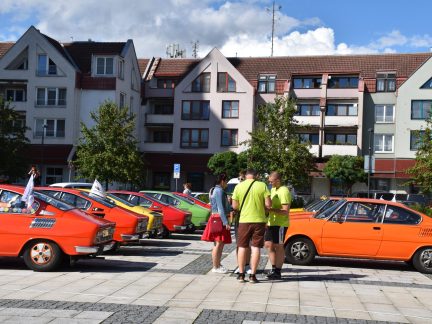 Škodovky 110R Coupé se sjely na soběslavské náměstí. Příznivce mají po celém světě