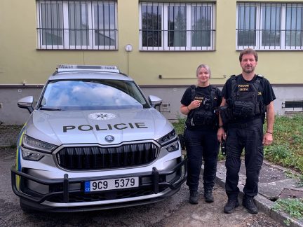 Žena chtěla skočit ze Žďákovského mostu, policisté předešli tragédii