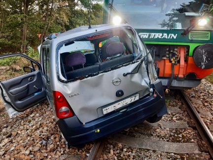 Vlak se střetl s automobilem na přejezdu, trať mezi Prachaticemi a Chroboly je uzavřena