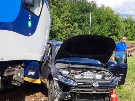 AKTUALIZOVÁNO. Vlak se střetl s autem na přejezdu mezi Prachaticemi a Chroboly. Vážně zraněnou ženu transportoval vrtulník