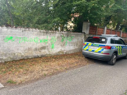 Zeď u zámku ve Lnářích počmáral sprejer. Policie hledá svědky