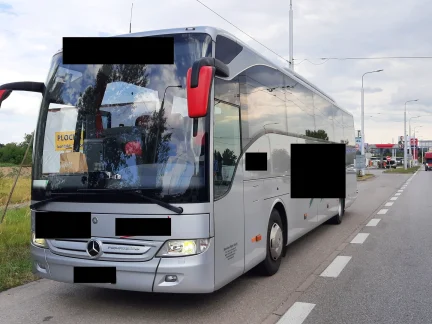 Řidič rakouského autobusu si s dodržováním pravidel hlavu nelámal. Vezl přitom děti