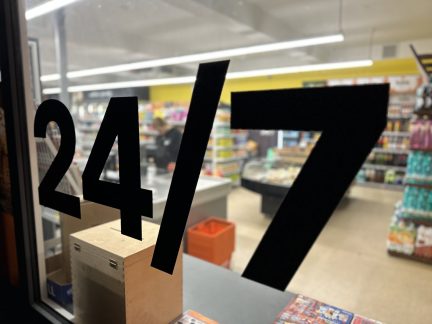 Na Lipně se stále více nakupuje i po zavíračce. Prodejna 24/7 ukazuje, že turisté chtějí nakupovat podle svého
