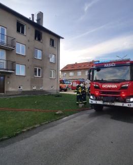 V Ratibořských Horách kompletně vyhořel byt v bytovce
