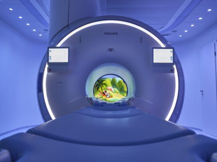 Pohádková novinka v budějovické nemocnici zpříjemňuje dětem magnetickou rezonanci