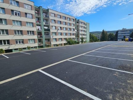 Třetí etapa oprav komunikací na krumlovském Plešivci je hotová