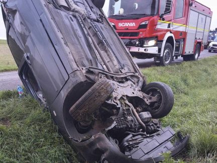 U obce Stádlec skončilo auto na střeše. Seniora vyprošťovali hasiči
