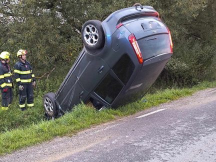 U Slavňovic na Táborsku vyprošťovali řidiče z převráceného auta