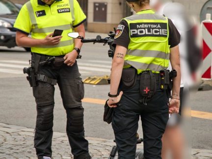 Budějovičtí strážníci s policisty se při společné akcii zaměřili na elektrokola a elektrokoloběžky