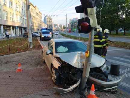 V centru Budějovic narazilo auto do semaforu. Dva zranění