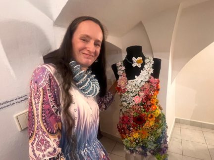Kouzelný třpyt korálků zdobí Galerii 140 v Táboře. K vidění jsou i korálkové šaty, které drží rekord