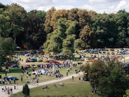 Víkend na Strakonicku láká na rychlá auta, svěcení zvonu, koncert i loučení s prázdninami