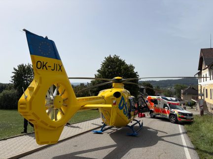 Na železničním přejezdu v Horní Plané srazil vlak koloběžkáře