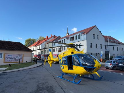 Muž se při požáru v Dolním Dvořišti nadýchal zplodin, na místě zasahoval i vrtulník