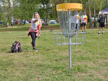 Místo holí létající disky. Prachatický turnaj ukázal rostoucí oblibu discgolfu