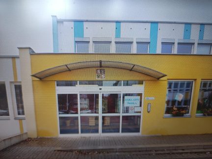 Malé obce začnou větším platit za rezervaci míst ve školách a školkách