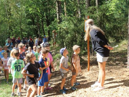 V Cehnicích slavnostně otevřeli novou lesní stezku. Má 21 stanovišť