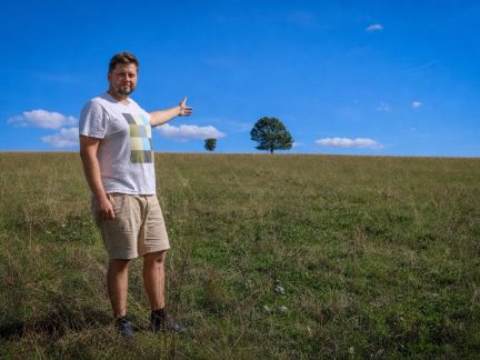 Odmítl nabídky developerů. Na pozemku blízko lipenské přehrady začíná budovat sad